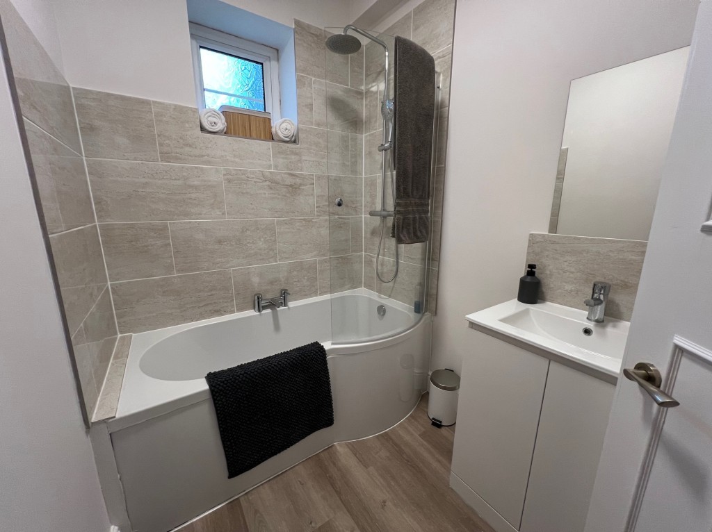 Lot: 115 - GROUND FLOOR FLAT - Bathroom